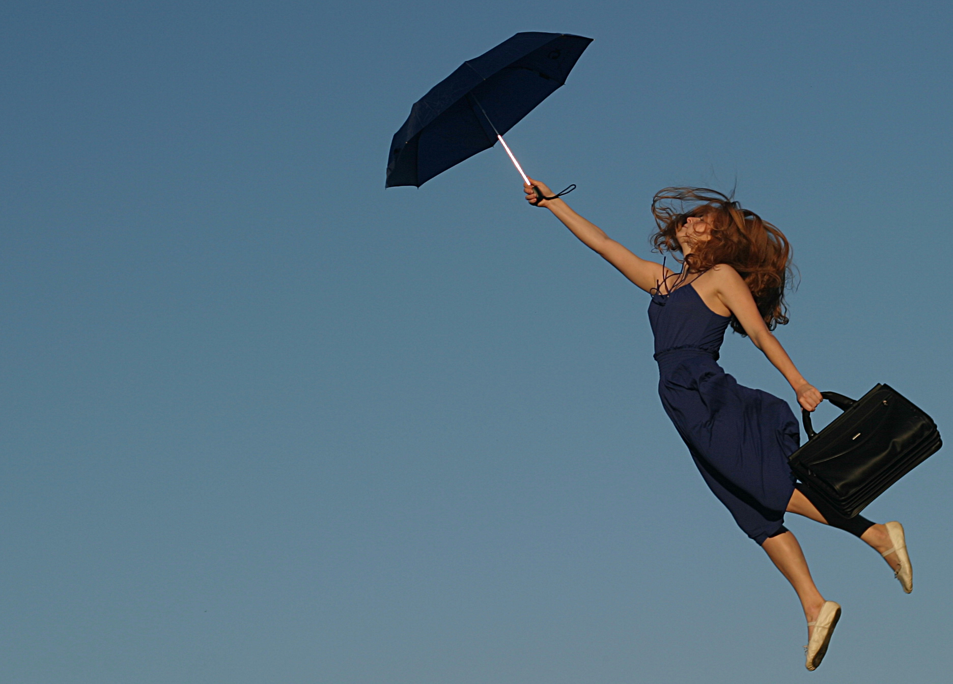 Мечты жены сбываются. Женщина с зонтиком. Счастливая девушка. Девушка летит. Летающий зонтик.